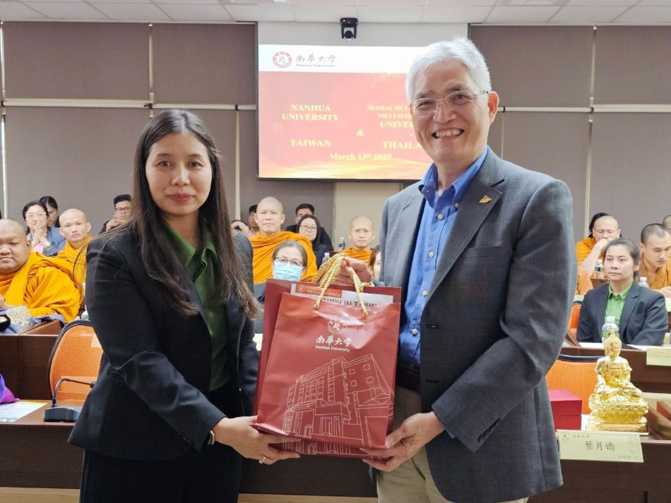 為促進國際學術合作與文化交流，泰國摩訶朱拉隆功大學（Mahachulalongkornrajavidyalaya University, MCU）人文學院與教育學院代表團一行52人於3月13日拜訪南華大學