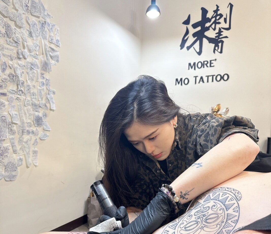 林子鈺從16歲開始就出社會打工半工半讀，大學畢業做過業務和秘書工作的她因厭倦上班族生活，在因緣際會下與大學時期認識的刺青師傅展開半年多學習刺青生活，林子鈺靠著自己的努力與信念，花一年的時間在短時間之後成為一名女刺青師。