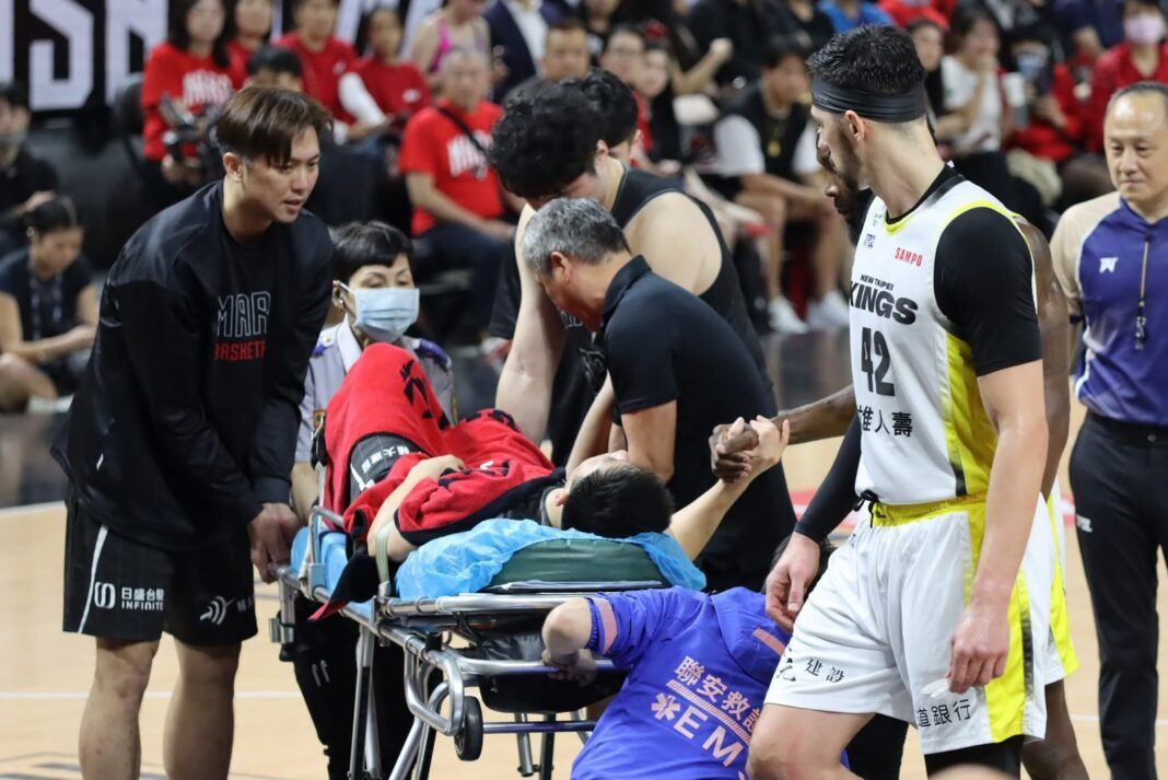 戰神主力球員張耕淯一次突破切入中不慎踩到對手曼尼高的腳後倒地，痛苦地抱著膝蓋