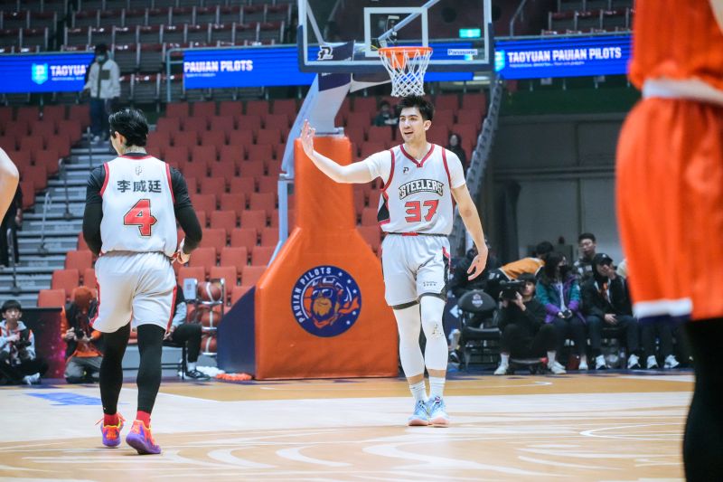 喬迪33分20籃板制霸禁區 鋼鐵人客場戰勝領航猿 艾賽亞全能秀領軍 鋼鐵人團隊火力轟炸桃園