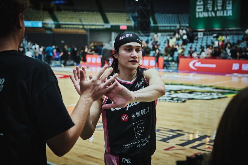 高錦瑋，助球隊以107比103贏球奪2連勝，繼續朝季後賽之路邁進