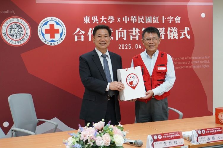圖一、東吳大學與紅十字會簽署MOU，簽署 儀式由東吳大學校長詹乾隆與紅十字會會長 潘維大代表。