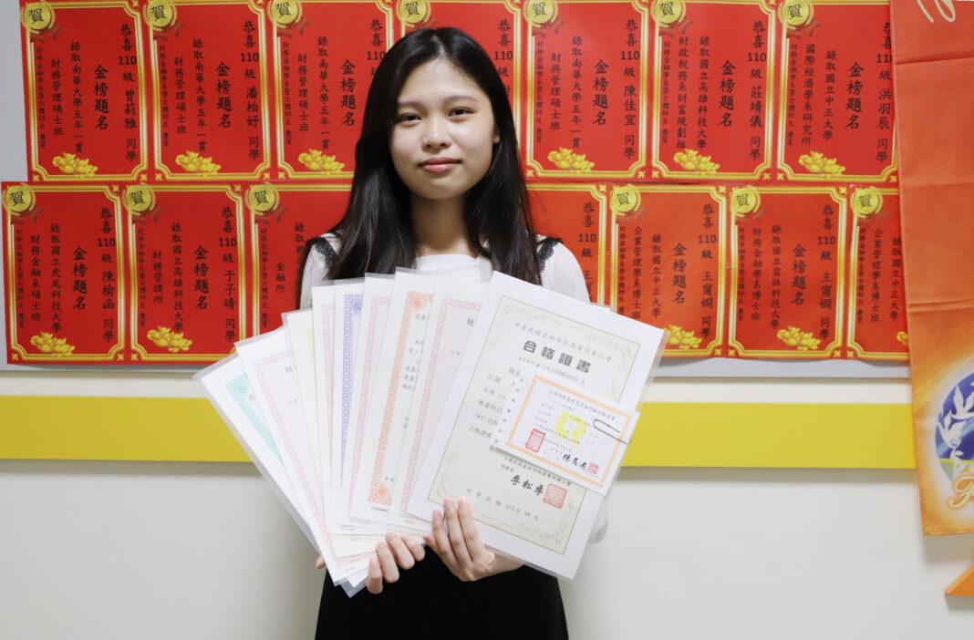 南華大學財金系張蜜芯一年考取10張證照，榮登113學年度金融證照王。圖/南華大學提供
