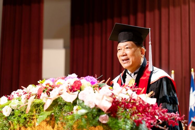 東吳大學畢業典禮，校長詹乾隆勉勵畢業生，要擁有適應變動的能力。圖/東吳大學提供