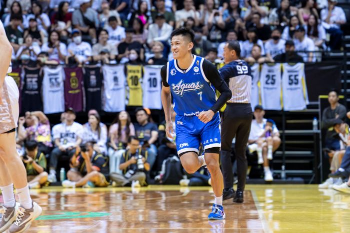 高雄全家海神職業籃球隊18日作客新北國王，克服最多19分落後，終場以99比91奪下勝利，將總冠軍系列戰扳成1比1平手。圖/李亞勳攝