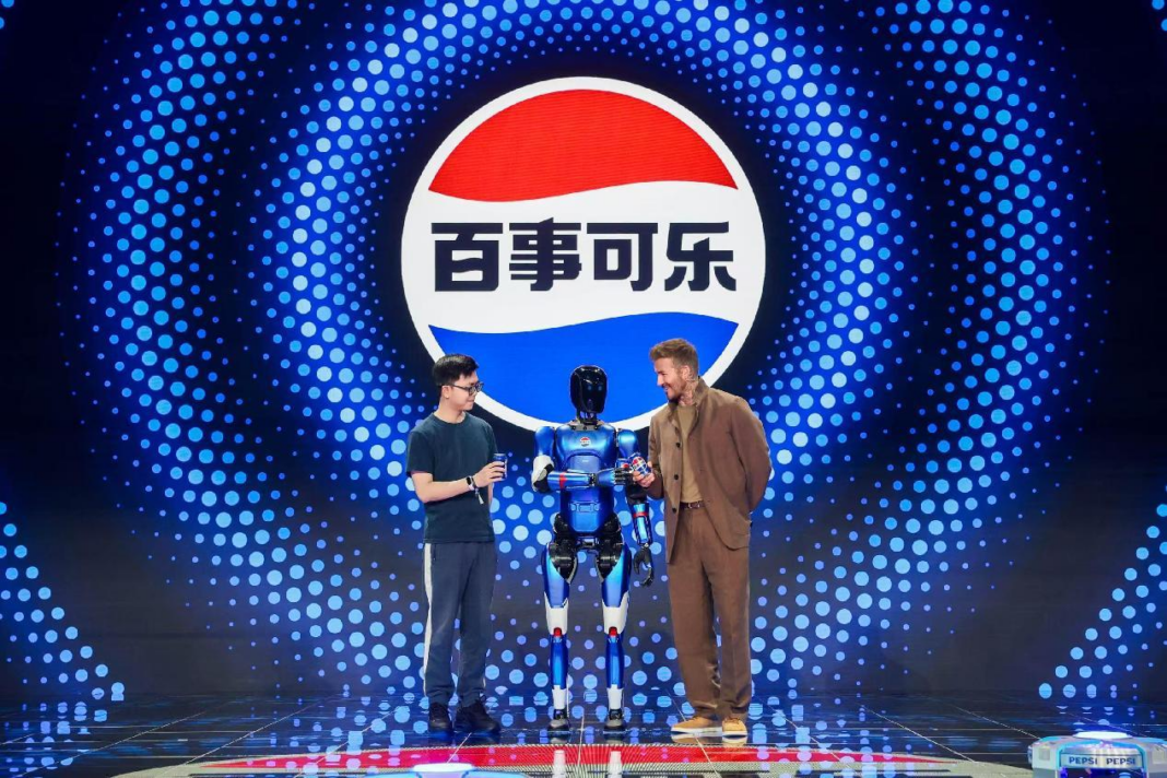 科技碰撞品牌力！百事可樂「百事藍寶」亮相 英國球星貝克漢親臨見證。圖/Vogue Business 提供