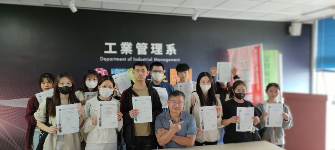 健行科大工管系同學獲取SAP ERP配銷模組證照留影紀念。圖/健行科大提供