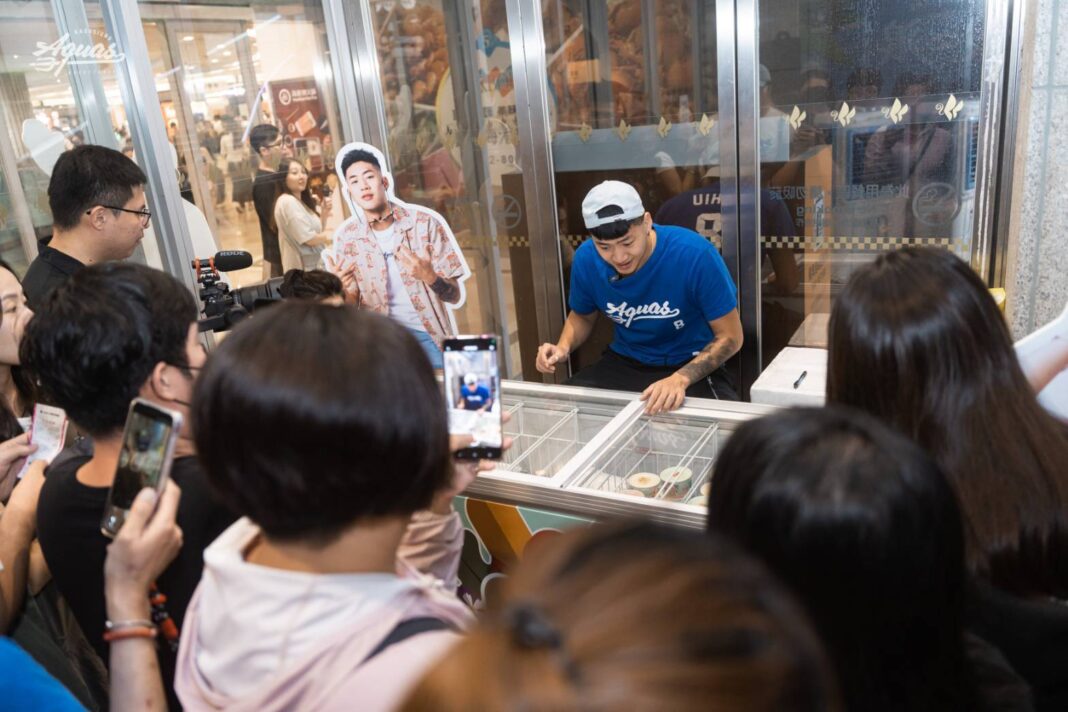 高雄全家海神職業籃球隊AQUAS STORE「夏之浪」快閃店漢神巨蛋購物廣場B1熱鬧開賣中，27日第二波一日店長。圖/高雄全家海神提供