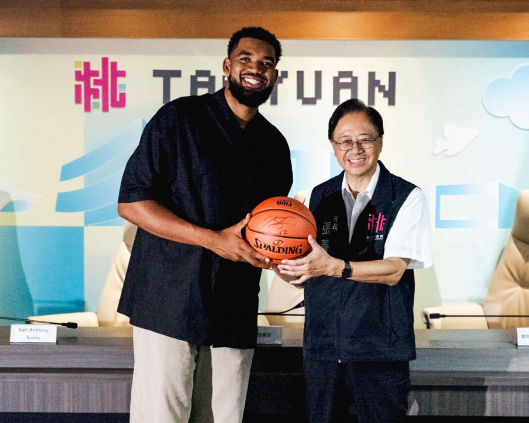 國際職籃球星Karl-Anthony Towns蒞臨桃園市政府拜訪張善政市長。圖/桃園市政府提供