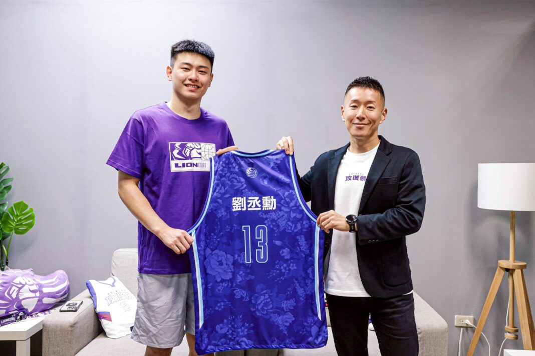 新竹御嵿攻城獅劉丞勳今日球團正式宣佈已與劉丞勳完成簽約並正式加盟。圖/新竹御嵿攻城獅