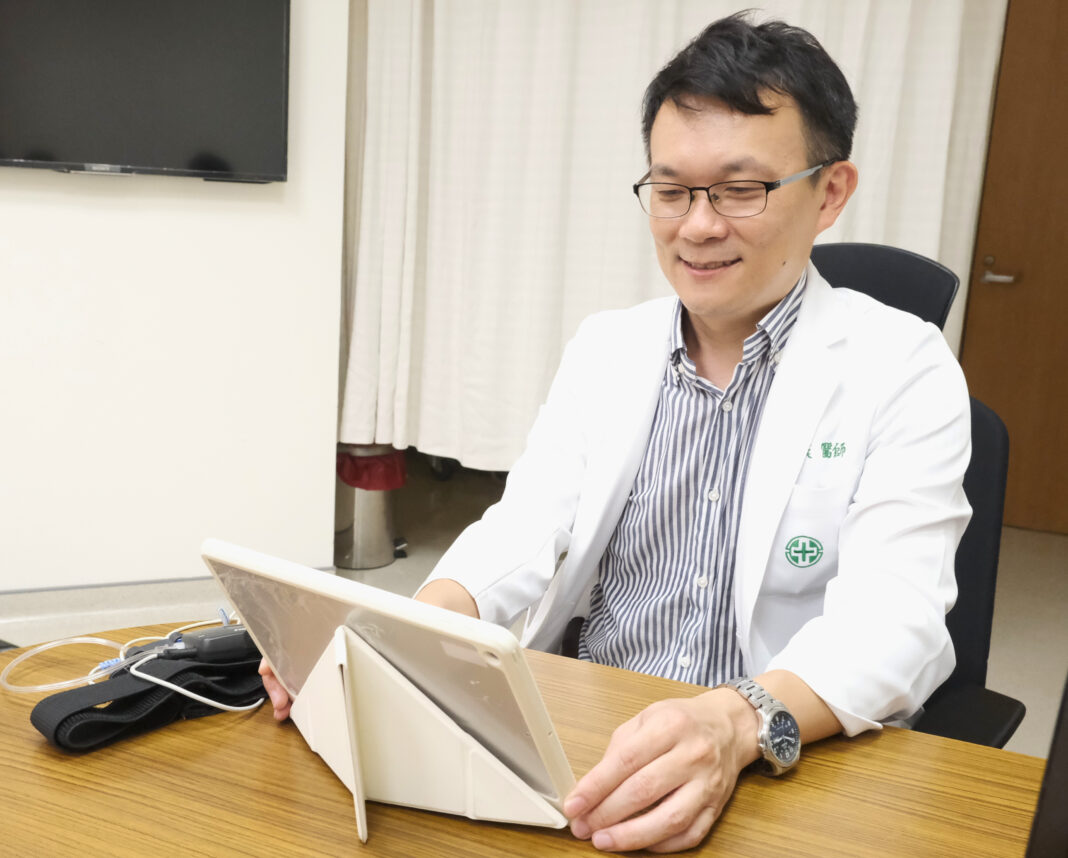亞東醫院居家睡眠檢測結合遠距醫療，操作簡單、結果清楚，長者在家就能安心接受完整評估與照護。圖/亞東醫院提供