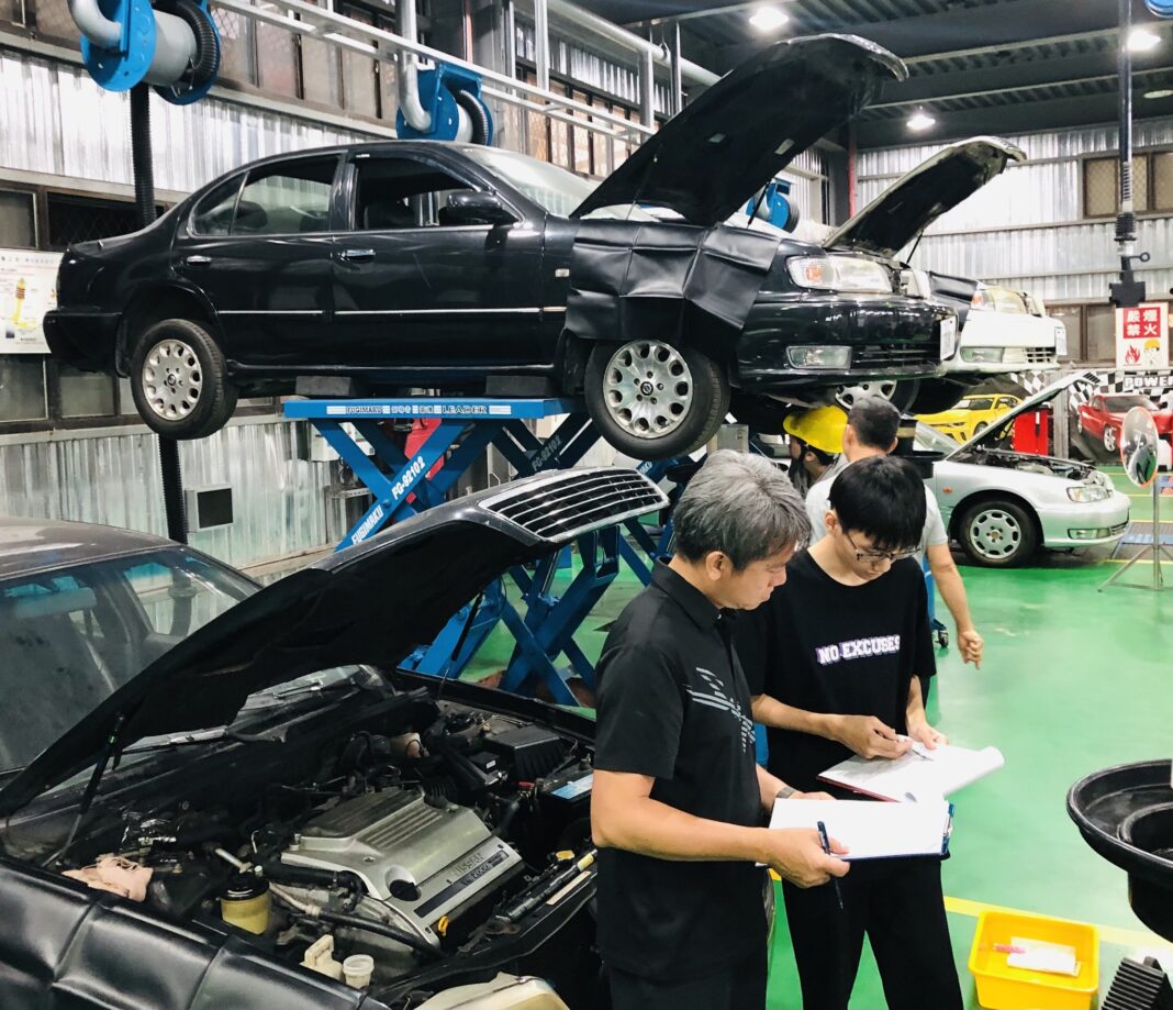 健行科技大學車輛工程系汽車維修實習工廠舉辦「汽車修護職類丙級術科試題草案試作及檢討會」。圖/健行科技大學提供