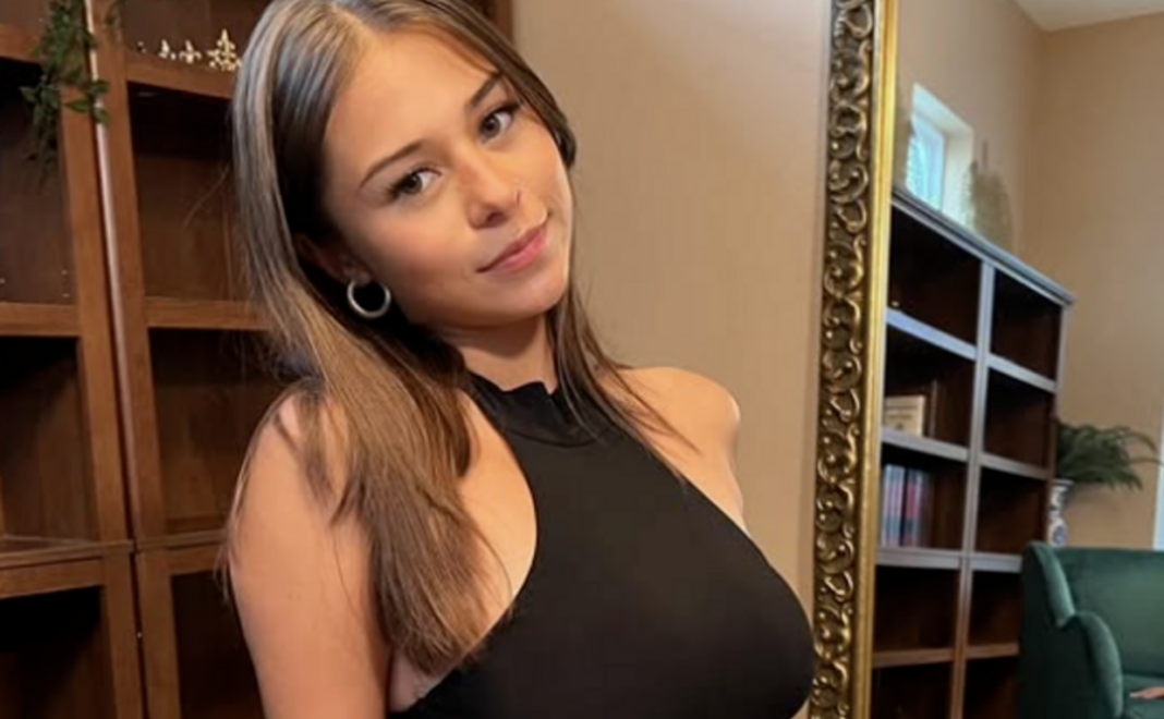 美國佛羅里達21歲網紅Sophie Rain，靠成人平台影片爆紅。圖／取自微信