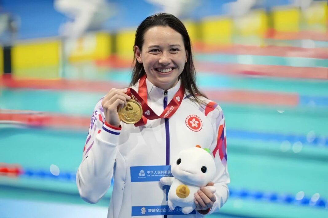 何詩蓓從緊張小女孩到自由泳女王用呼吸與勇氣游向世界。圖/取自微信