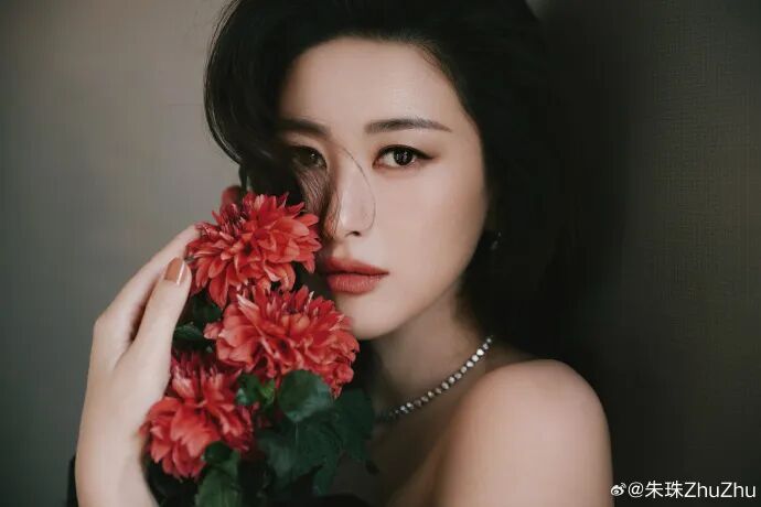 日前一場時尚品牌直播採訪朱珠在網路上掀起熱議。