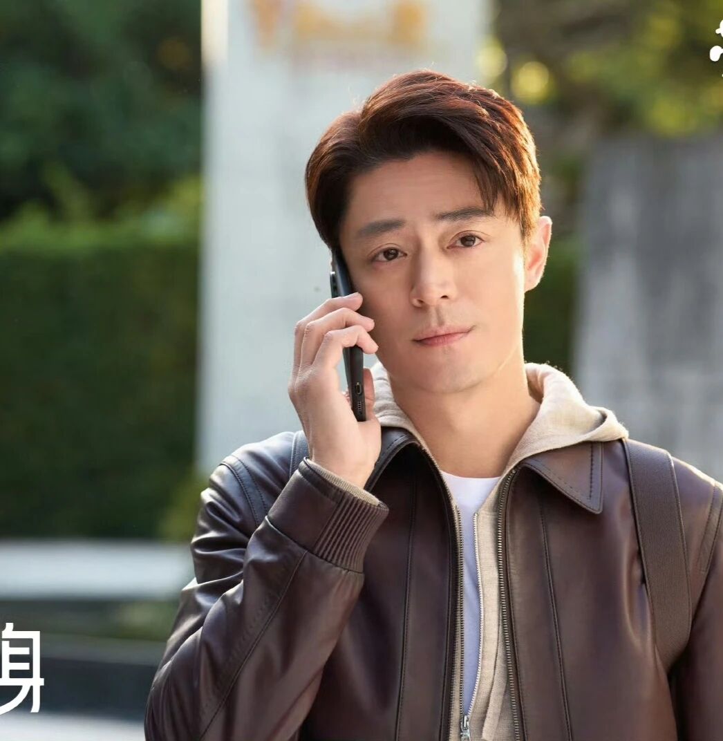 中國都市話題劇《他為什麼依然單身》中，霍建華飾演40+單身設計師俞瑜。圖/取自新浪WB