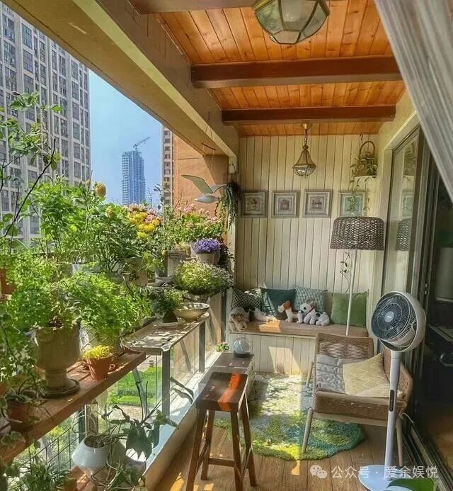 中國重慶一名退休劉姓阿姨，近日因自家僅 10 平米的陽臺在網路上走紅。圖/取自微信