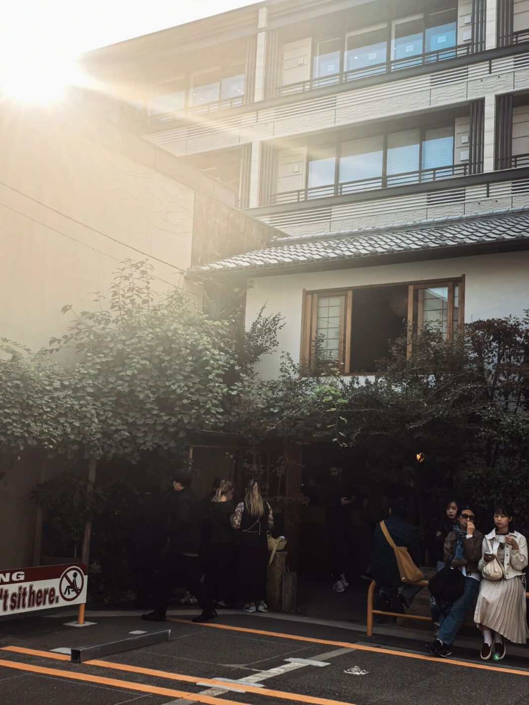 京都市中心富小路通的一家僅 10 平方米大的咖啡店Weekenders Coffee。圖/取自微信