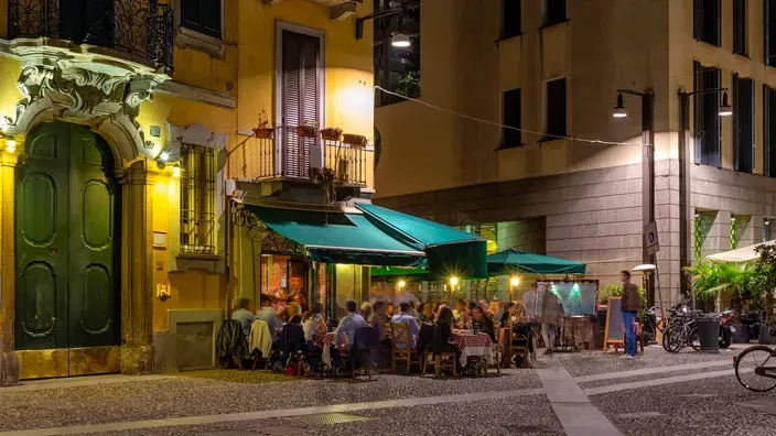 餐廳人流銳減、露臺空蕩、服務員閒坐這是今夏法國餐飲業的真實寫照。圖/自微信