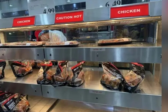 被視為「平價美食神物」的Costco招牌烤雞，近日再度因食品安全問題引發討論。圖/取自美國Costco官網