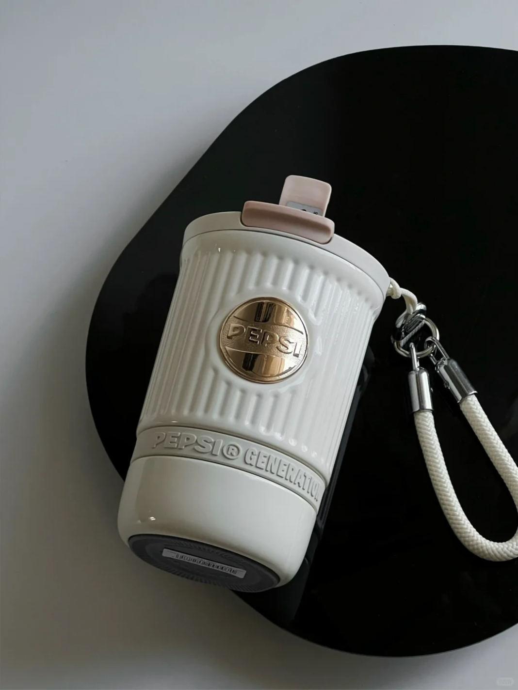 百事（PEPSI）近期悄然推出一款全新跨界設計——百事保溫杯。圖/取自百事（PEPSI）微信