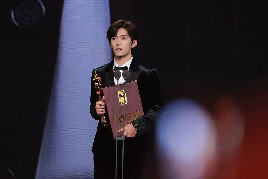 金雞獎頒獎典禮上，24歲的易烊千璽捧起最佳男主角獎座。圖/取自新浪WB