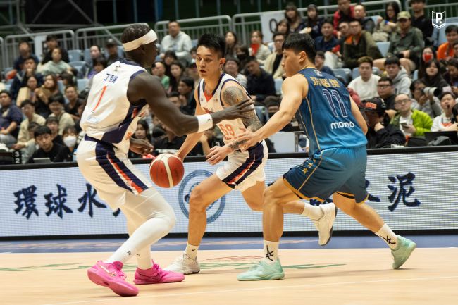 桃園璞園領航猿今(12/11)，出戰臺北富邦勇士終場以105比99擊敗臺北富邦勇士，拿下PLG賽季三連勝。圖/桃園璞園領航猿提供