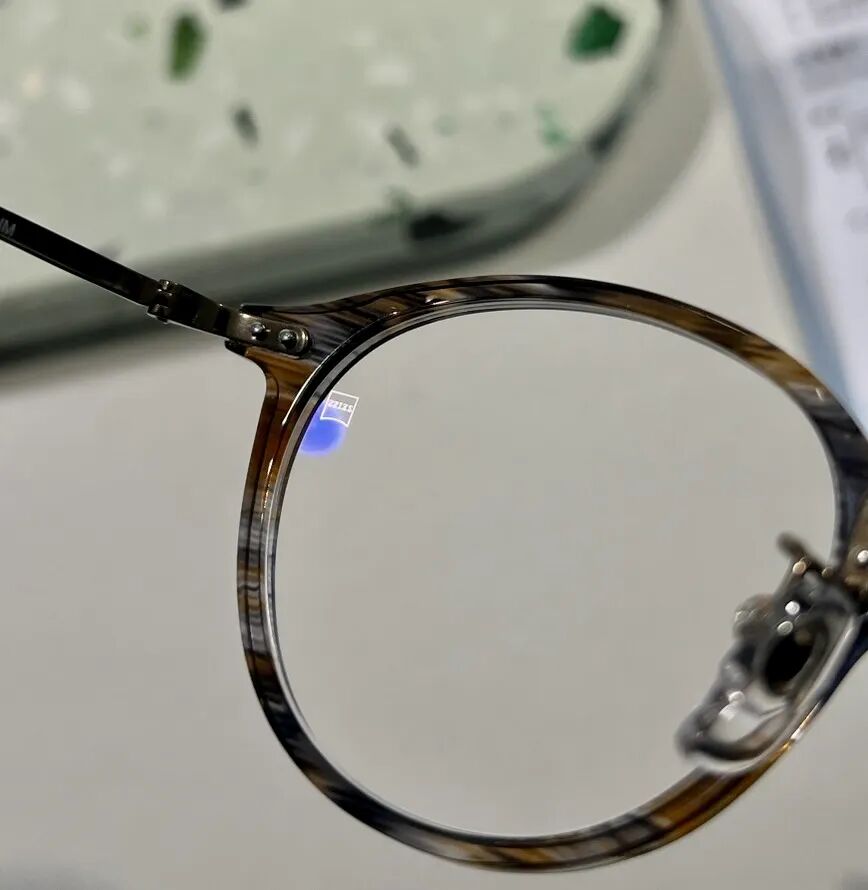 隨著年齡增長，不少中老年族群開始出現看遠清楚、看近模糊的視力困擾。圖/取自微信