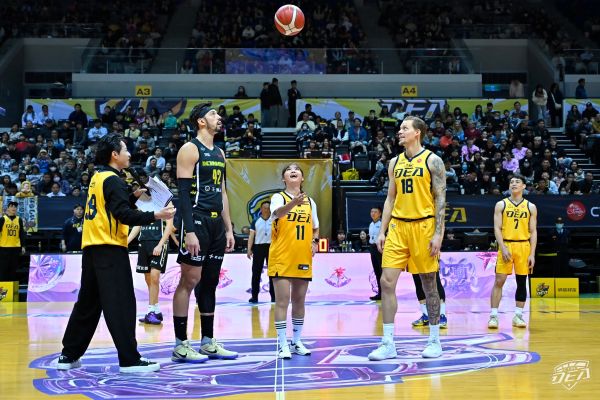 新北中信特攻今（14）日於新莊體育館迎戰新北國王，賽前特別邀請形象專業、親和力十足的東森新聞氣象主播王淑麗擔任開球嘉賓。圖/新北中信特攻提供