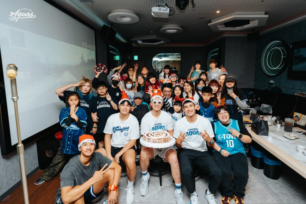 高雄全家海神浪人情歌享見你聖誕趴 Ｅ人蘇文儒當MC 唐維傑甩偶包獻唱 胡瓏貿驚喜慶生。圖/高雄全家海神提供