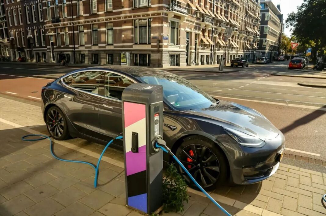 汽車市場分析公司 Aumacon 最新預測指出，2025年荷蘭新註冊電動汽車數量將達14.4萬輛，年增近9%，可望刷新歷史紀錄。圖/取自微信