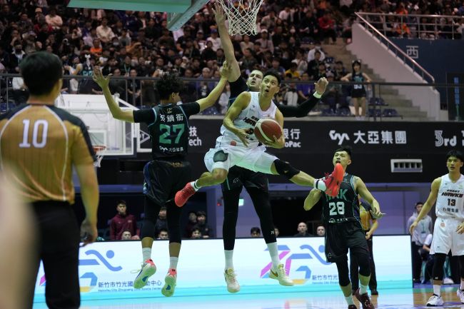 挺過開局亂流　台鋼獵鷹5人得分上雙擊敗新竹洋基工程。圖/台鋼獵鷹提供