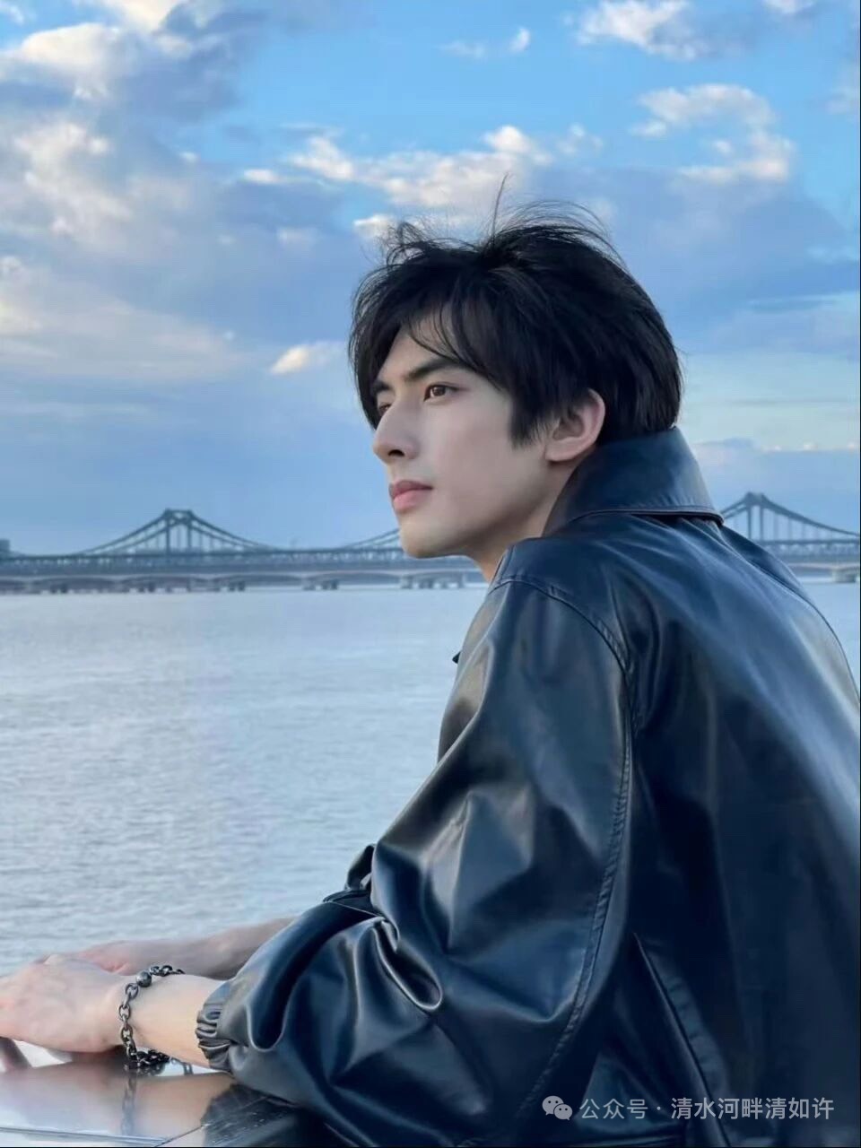 《驕陽似我》正式定檔後，引發觀眾高度關注，其中男主角宋威龍的亮相，更讓他的高顏值與狀態再次登上熱搜。圖/取自宋威龍新浪WB