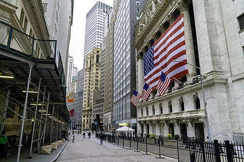 華爾街最新一場閉門策略會議向投資界投下震撼彈：2026 年全球市場將呈現截然不同的「前後兩個半場」。圖/取自維基百科