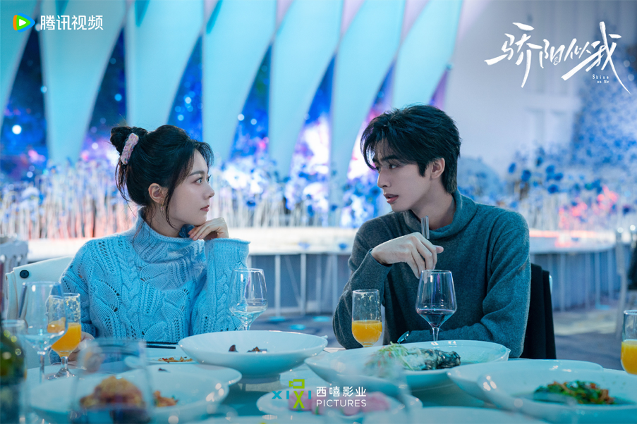 趙今麥、宋威龍主演的都市愛情劇《驕陽似我》開播後，引發觀眾高度討論。圖/取自驕陽似我新浪WB