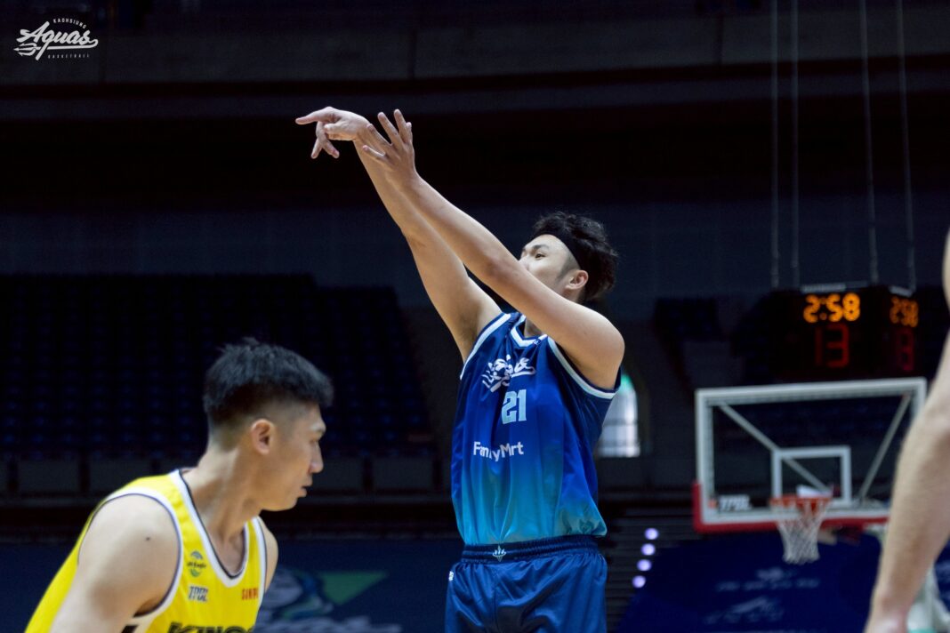 高雄全家海神「浪愛延續」 攜手遠雄集團及TFT 為台灣而教邀請偏鄉國小觀賽 邱子軒暖心互動 分享復健心得。圖/高雄全家海神提供