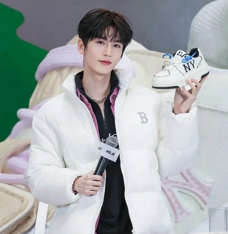 白色，這個在時尚界從未缺席的經典色，今年冬天被賦予全新定義——呼吸感與情緒表達。圖/取自微信