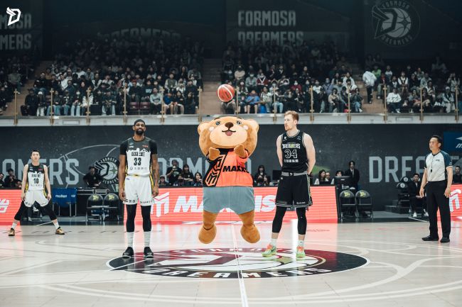 瑪吉熊開球助陣主場 夢想家六人得分上雙 團隊力拚到底以97：114 不敵國王。圖/福爾摩沙夢想家提供’