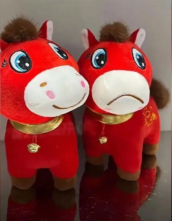 一款原本被視為瑕疵品的馬年公仔，因「嘴巴縫反」意外走紅網路。圖/取自淘寶