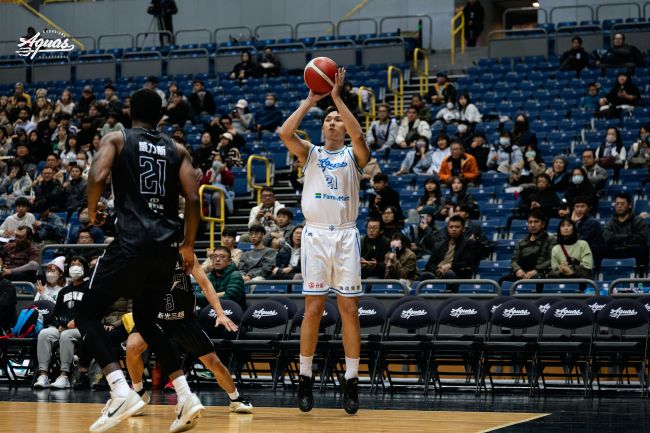 高雄全家海神浪捲戰神 代理總教練朱永弘首勝 布里茲克33分 呂威霆13分本季新高。圖/高雄全家海神職業籃球隊提供