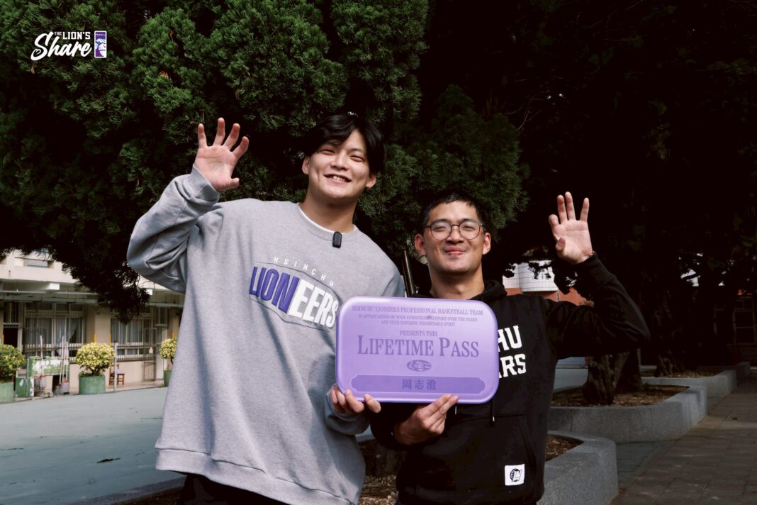 攻城獅為獅紫軍送上隊史首張終身季票 不只是球迷更是人生隊友 朱雲豪親贈客製化手套力挺身障獅紫軍棒球夢。 圖/新竹御嵿攻城獅提供