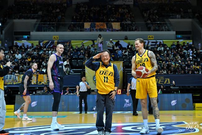 新北中信特攻今（3日）在新莊體育館舉行「DEA特有型」主題週，特地邀請魅力席捲全台、最有型的重量級嘉賓王世堅立法委員開球。圖/新北中信特攻提供