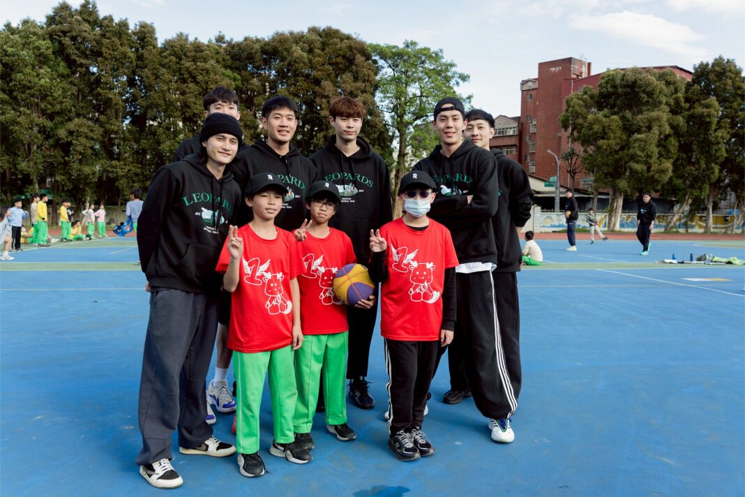 雲豹長期推動「豹達桃園」企劃　「小高」高錦瑋領軍前進建國國小展現深耕在地決心。圖/桃園台啤永豐雲豹提供
