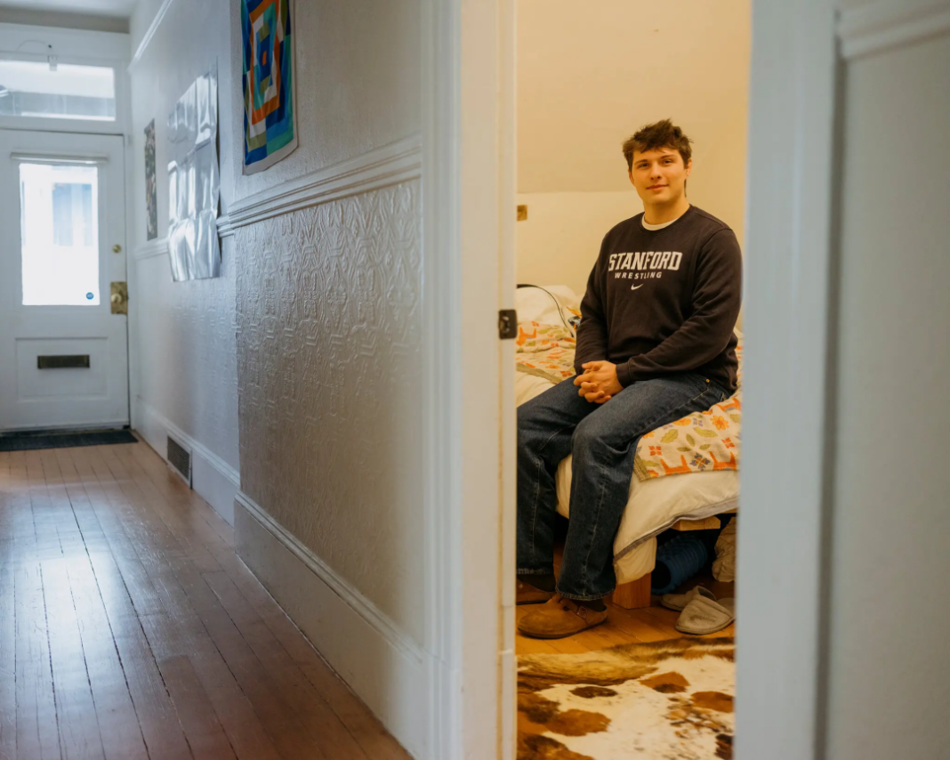 AI淘金潮席捲舊金山：史丹佛輟學00後睡樓梯間拚翻身。圖/取自微信