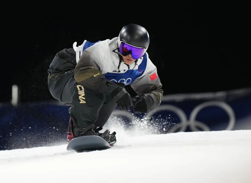 米蘭冬奧會20日進行自由式滑雪男子U型場地技巧（U池）資格賽時，出現選手手機從身上滑落。/圖取自新浪WB