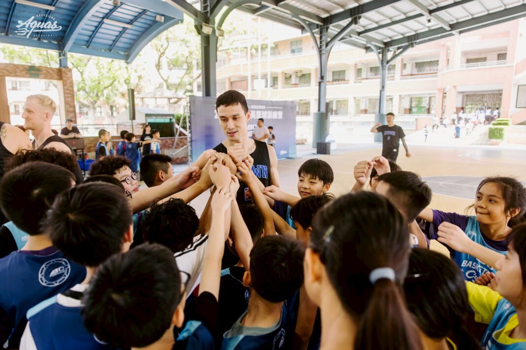 13所國小籃球隊、120人參與 首創全展運動防護教室 施晉堯喊到燒聲 奧迪傑：小朋友超認真。圖/高雄全家海神提供