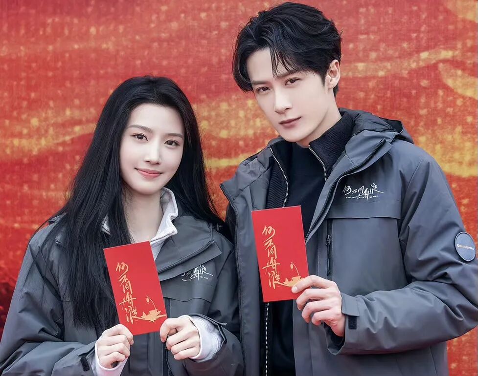 《何不同舟渡》開機　檀健次x盧昱曉攜手演繹亂世諜影與雙向救贖。圖/取自何不同舟渡新浪wb