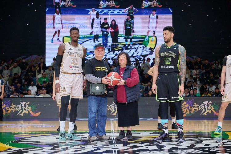 雲豹中壢主場連四場滿場！「好緣逗相豹」主題週邀雪松婚夫妻開球見證真愛。圖/桃園台啤永豐雲豹提供