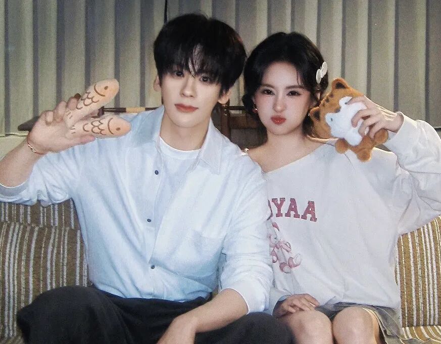 魏哲鳴、鄭合惠子主演的都市情感劇《你是遲來的歡喜》，改編自作家顧了之同名小說，將於3月26日正式開播。圖/取自《你是遲來的歡喜》新浪WB