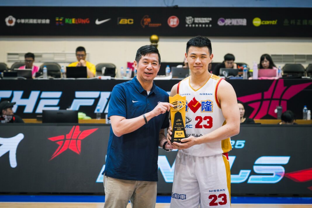 藍少甫上一季 SBL拿下生涯首座年度個人獎——「年度 MVP」。 圖/裕隆籃球隊提供